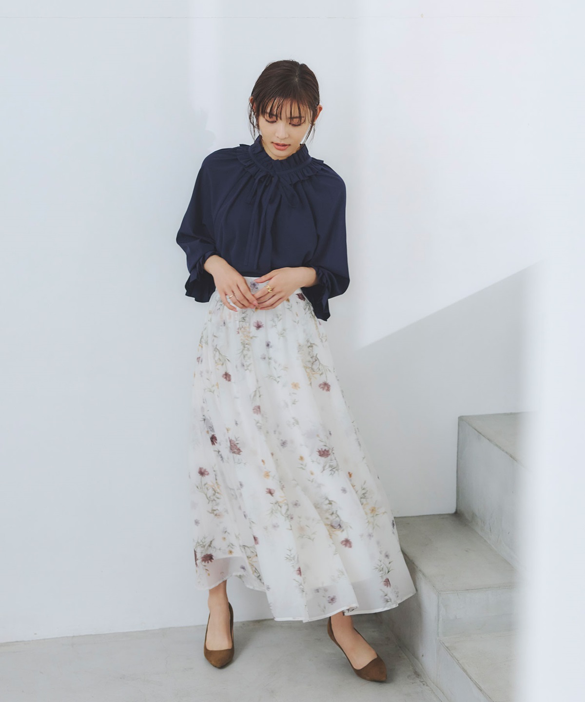 フリルカラーブラウス