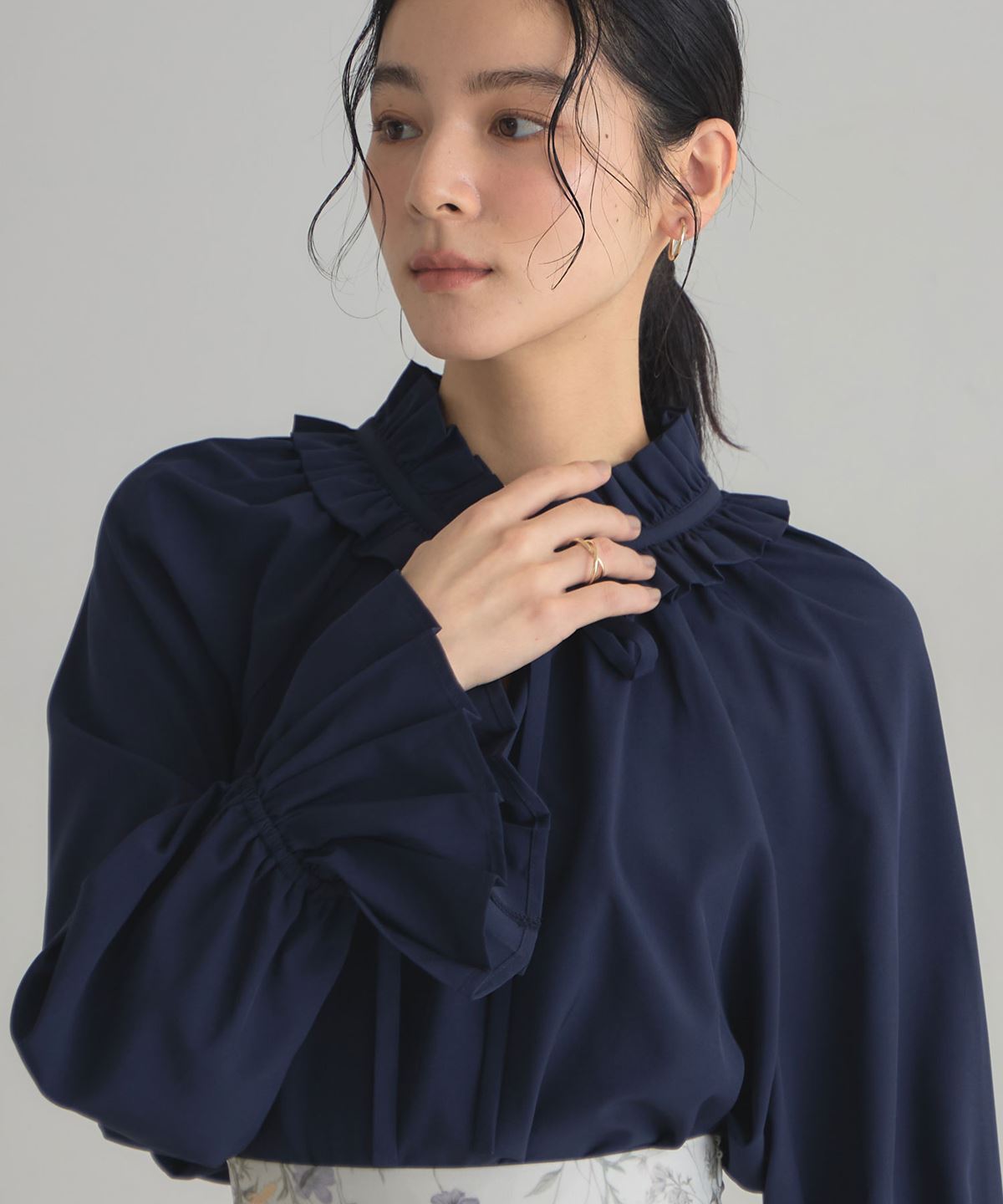 フリルカラーブラウス