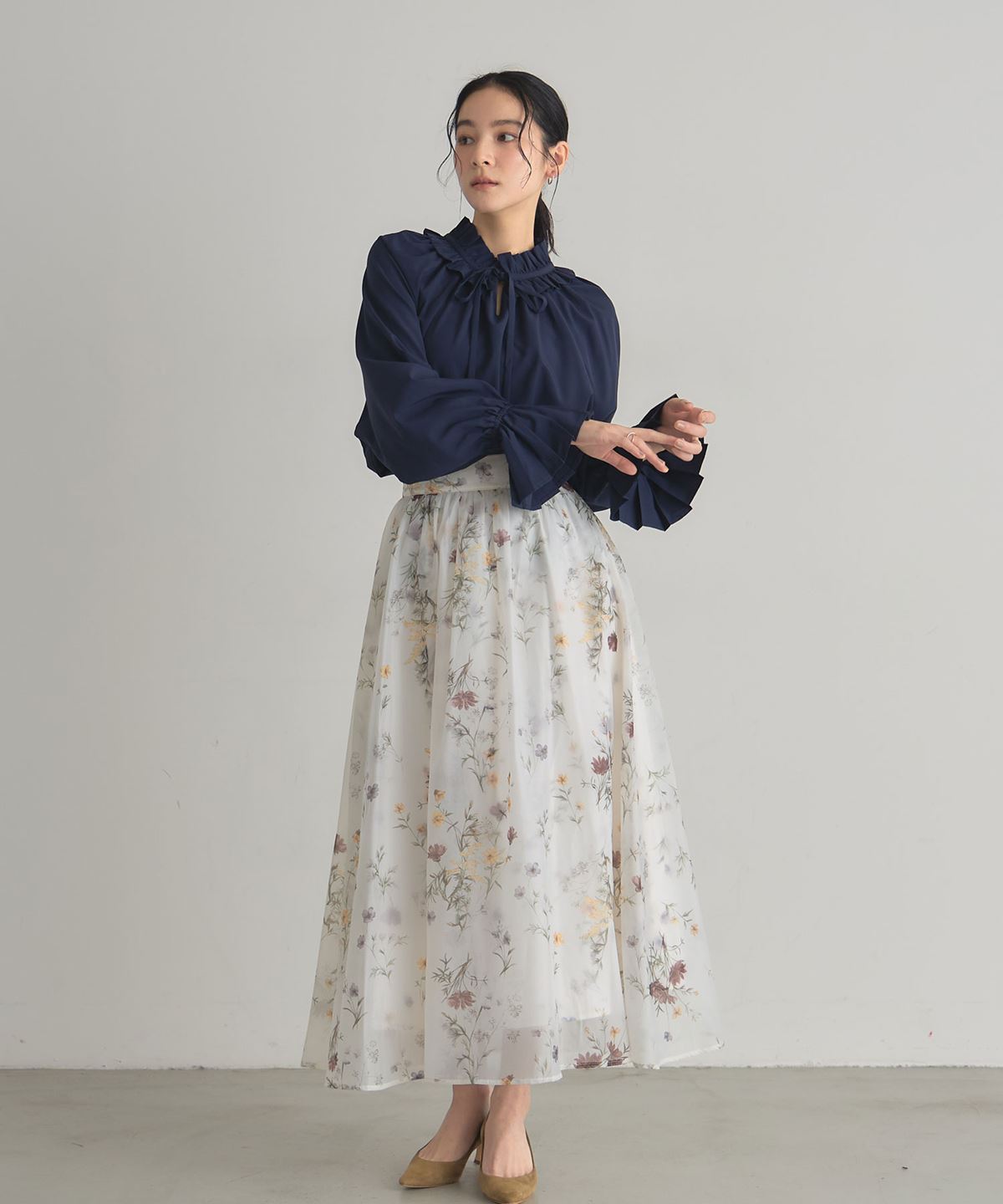 フリルカラーブラウス