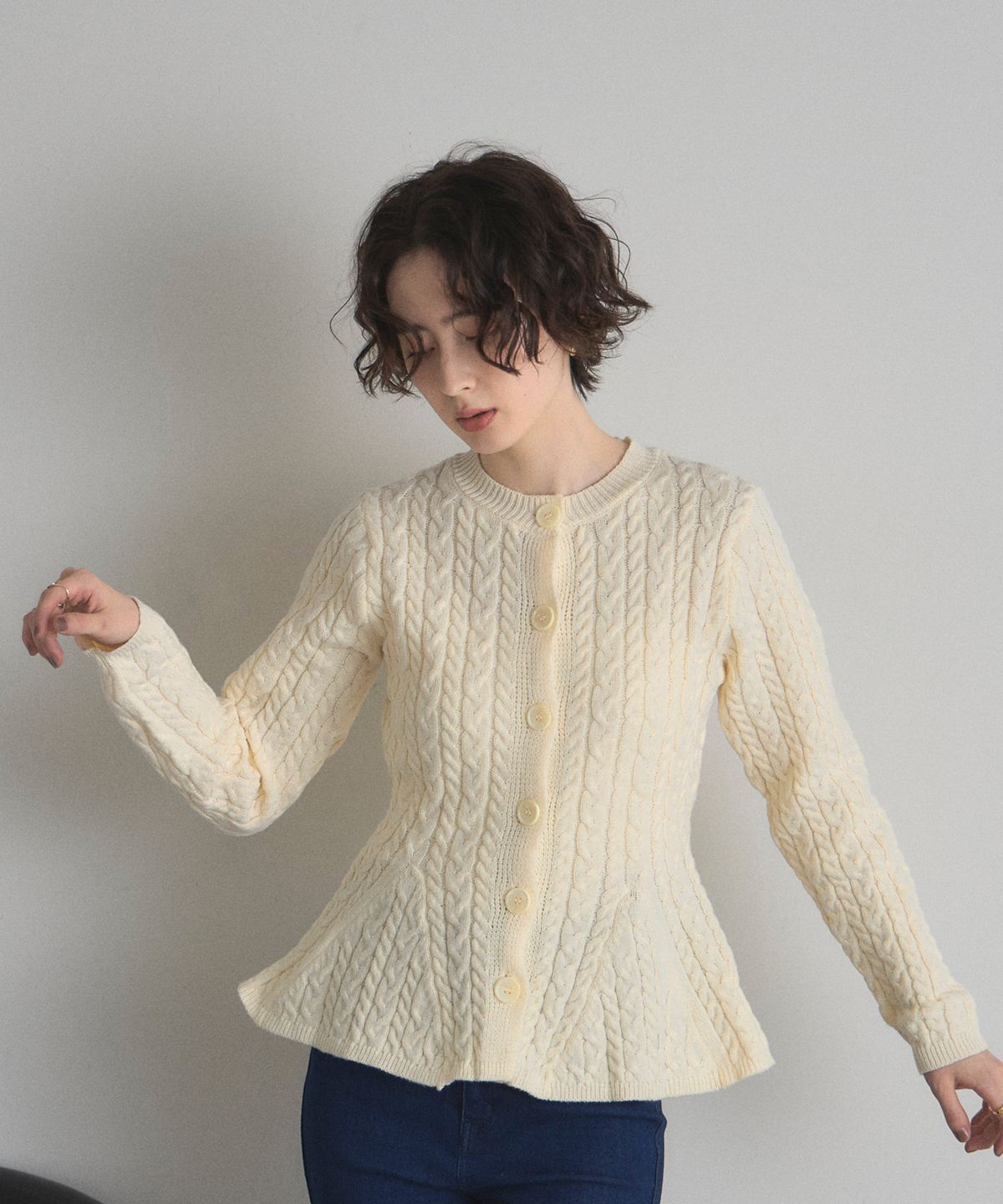 オフィシャルサイト限定】ケーブルペプラムニットカーディガン