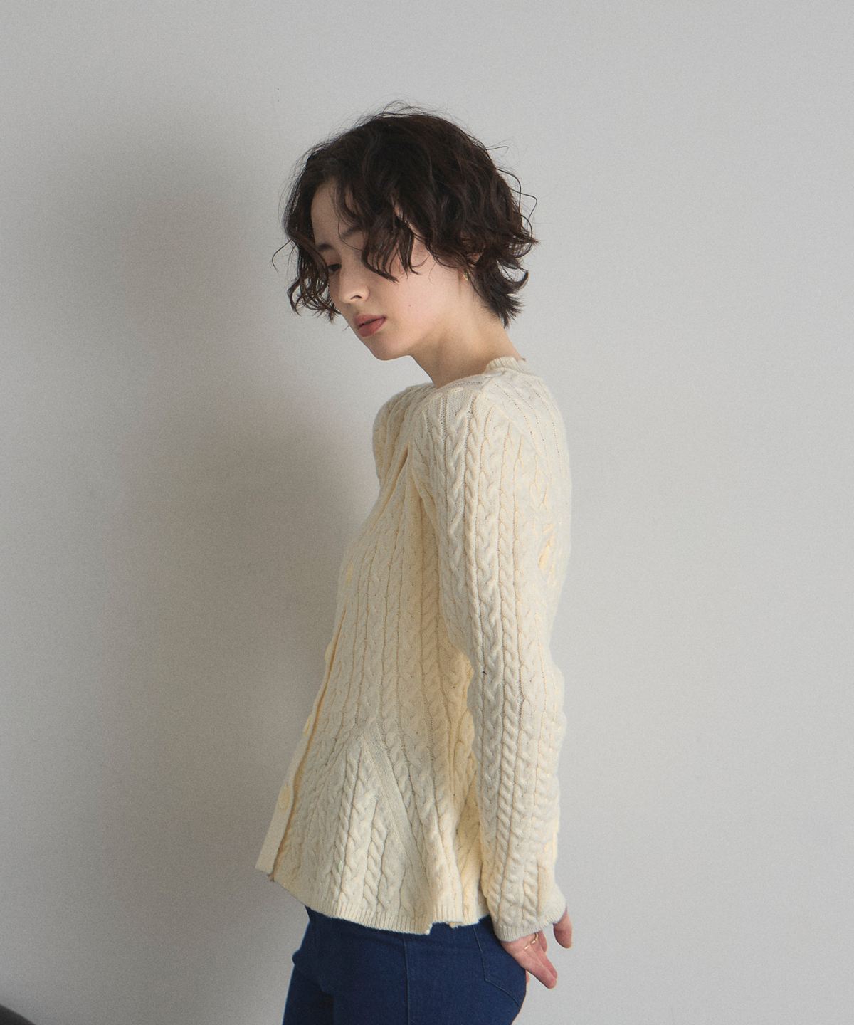 オフィシャルサイト限定】ケーブルペプラムニットカーディガン