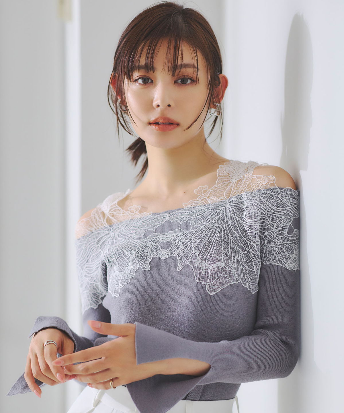 ショルダーレースニット