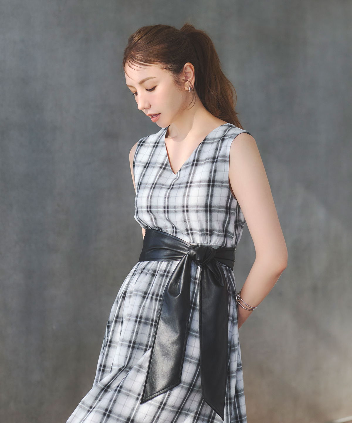 美香さん着用】レザーベルトチェックワンピース