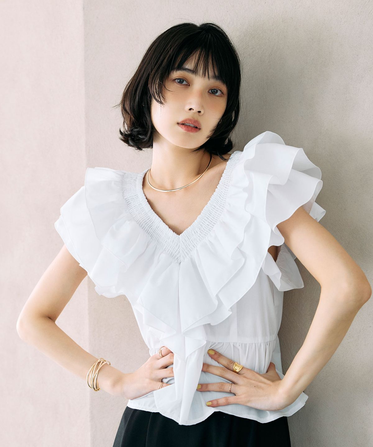 林田岬優さん着用】Vネックフリルブラウス