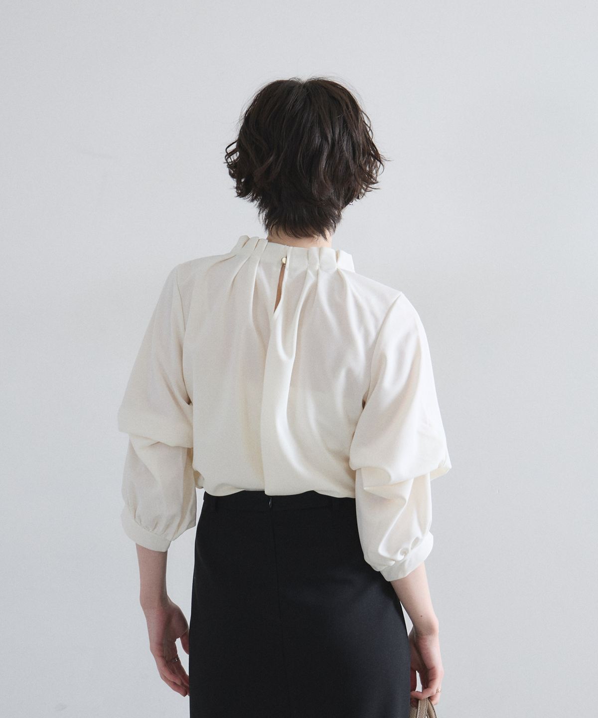 オフィシャルサイト限定】パール付きブラウス