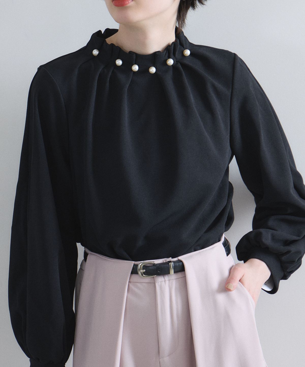 オフィシャルサイト限定】パール付きブラウス