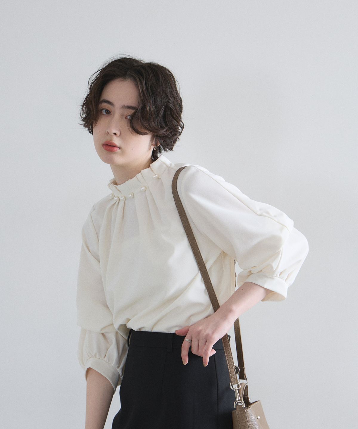 オフィシャルサイト限定】パール付きブラウス