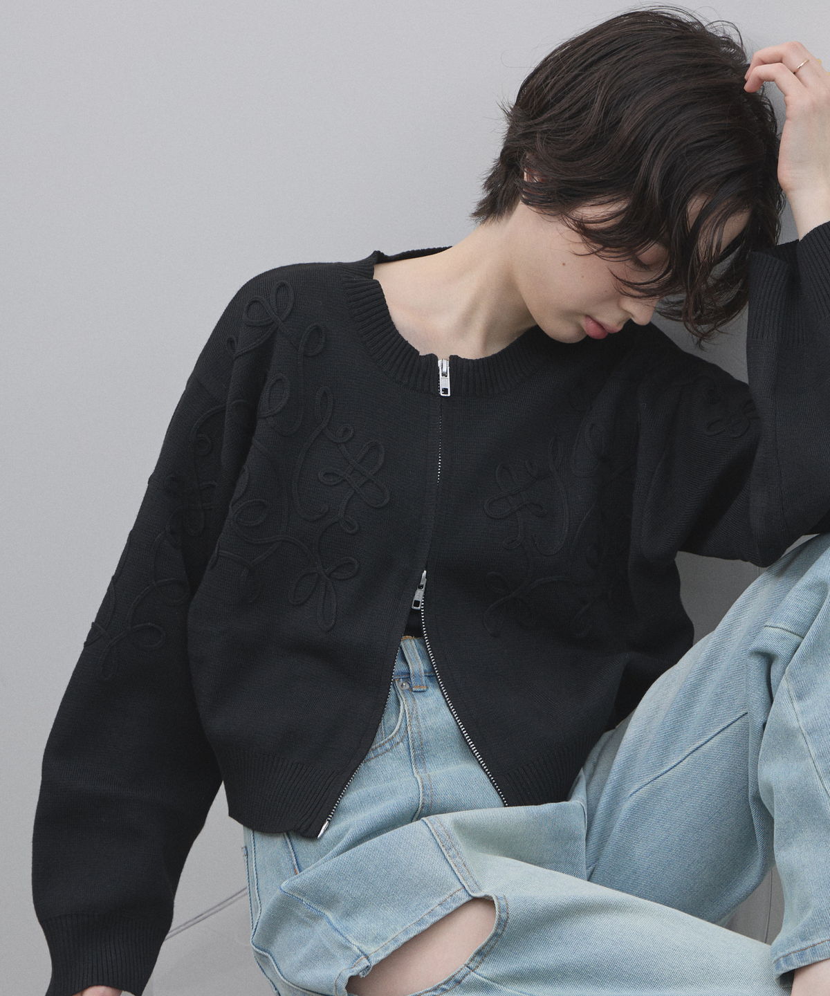 オフィシャルサイト限定】コード刺繍Wジップニットカーデ