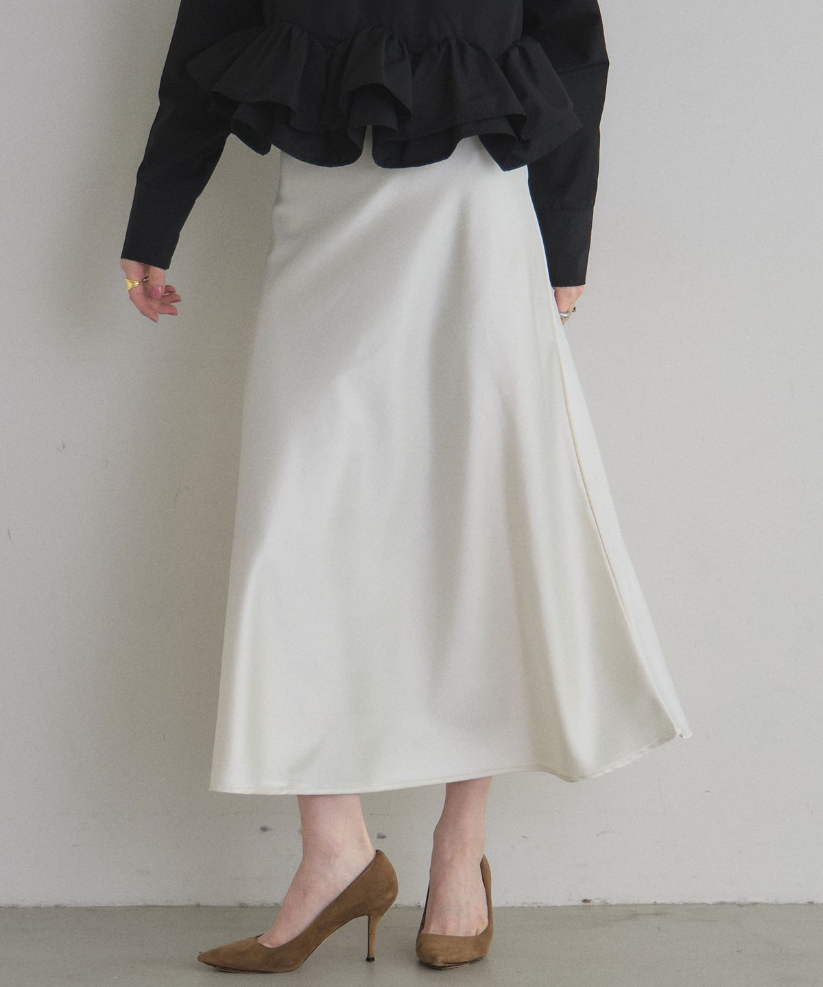 希少✿コムコム✿サテン❇4箇所❇フリル装飾❇フレア❇オールシーズン❇AD2020 オフィシャルサイト限定】サテンセミフレアスカート