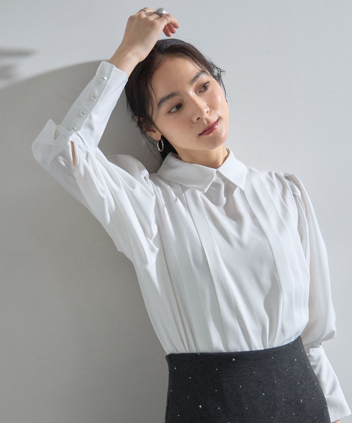 オフィシャルサイト限定】ボリュームスリーブタックシャツ