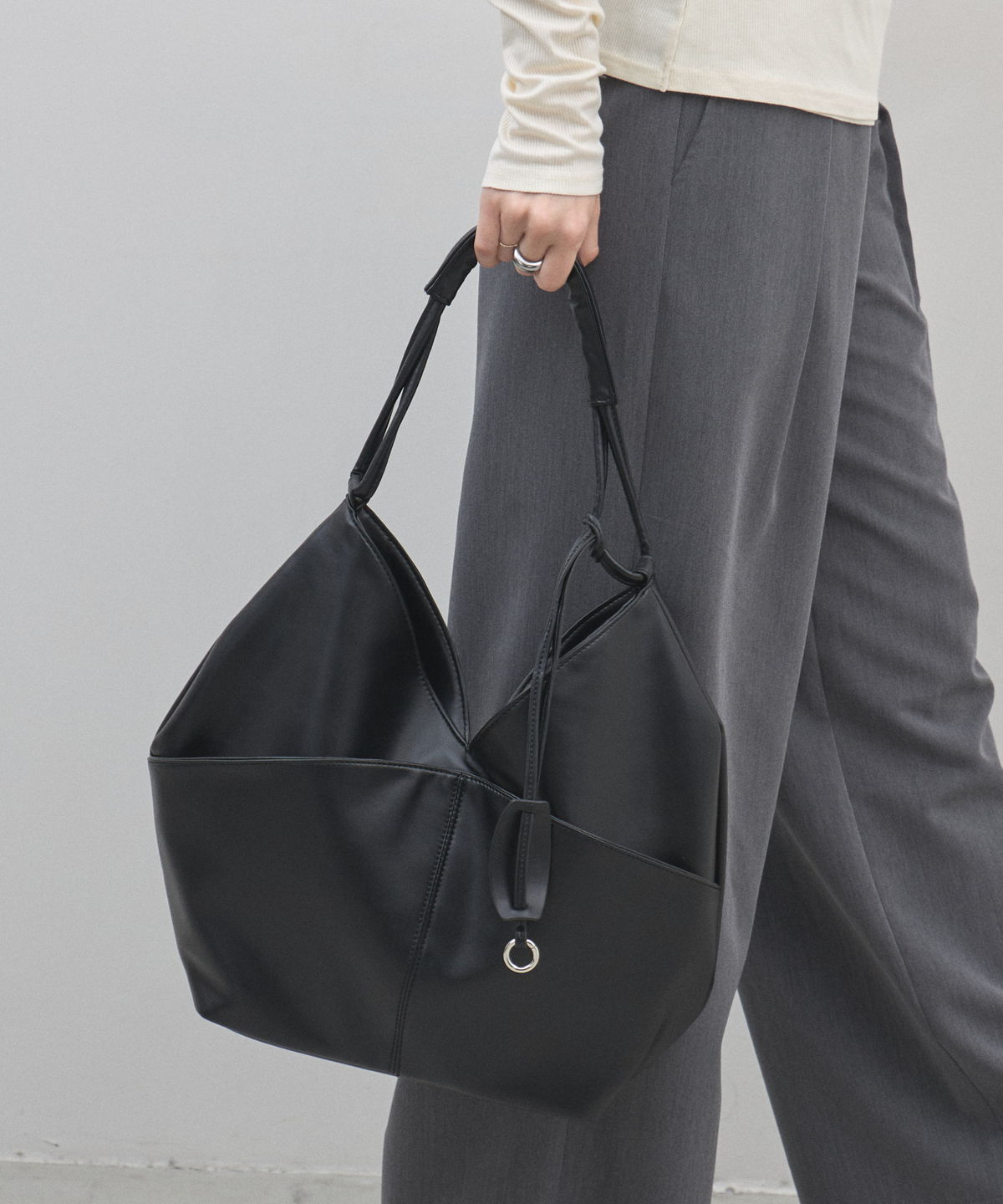 オフィシャルサイト限定】フェイクレザー切り替えデザイン台形