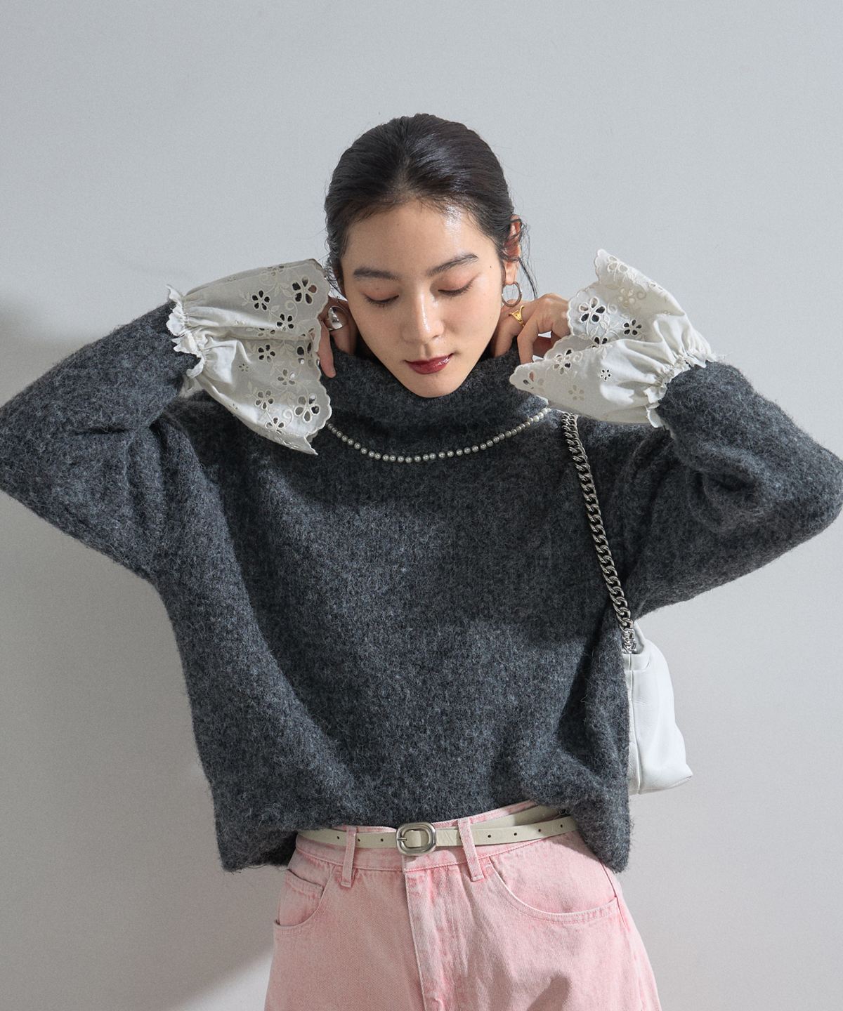 オフィシャルサイト限定】裾レースハイネックニット